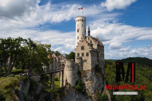 Schloss Lichtenstein mit Beflaggung 2024